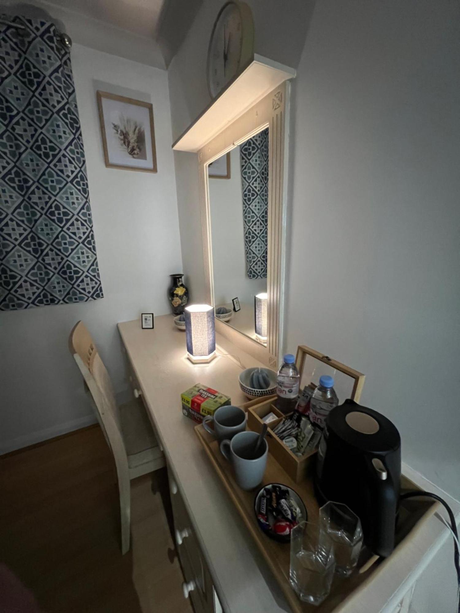 Double Room At The Bungalow With Shared Shower Room เคทเทอริง ภายนอก รูปภาพ