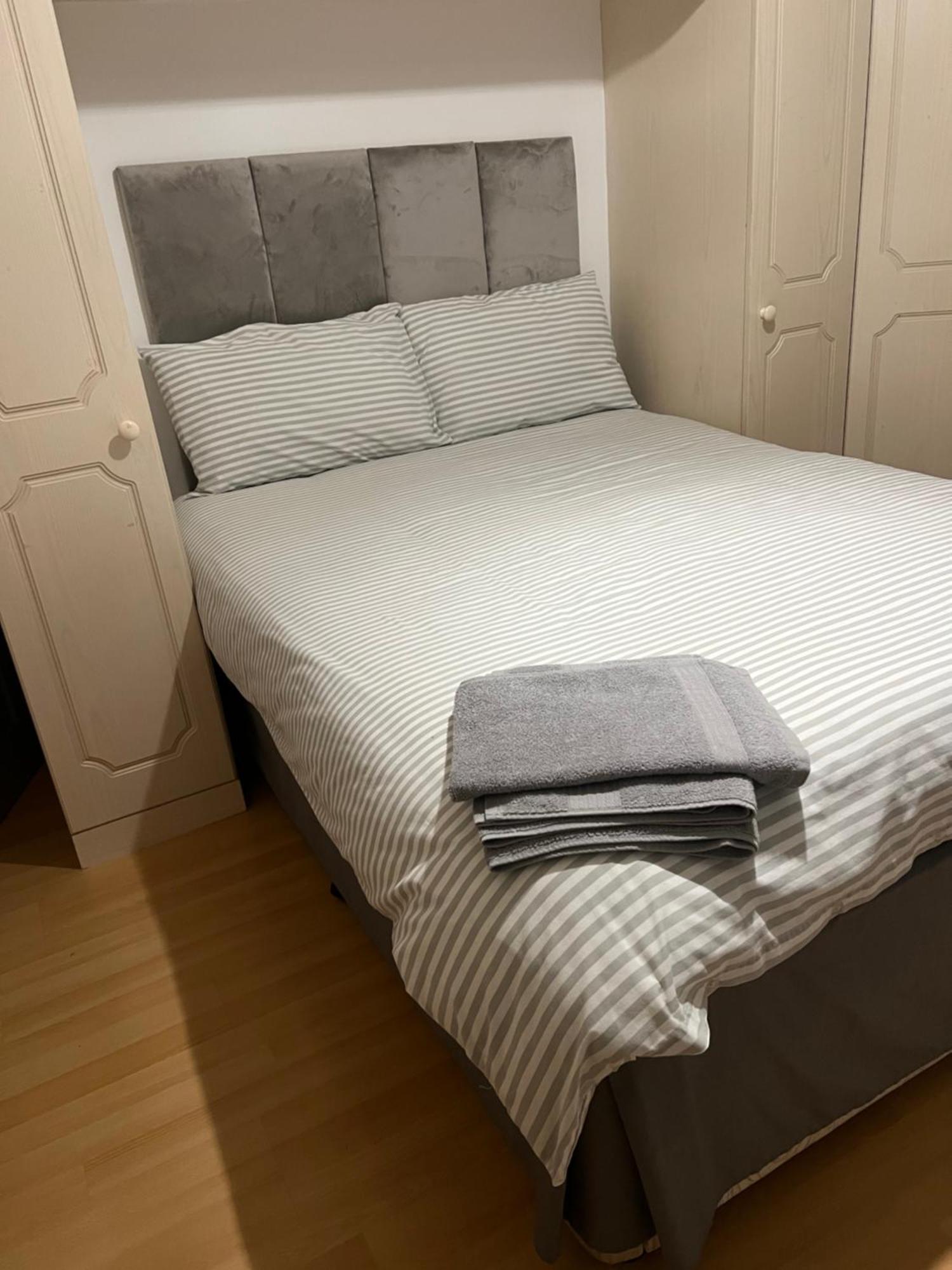 Double Room At The Bungalow With Shared Shower Room เคทเทอริง ภายนอก รูปภาพ