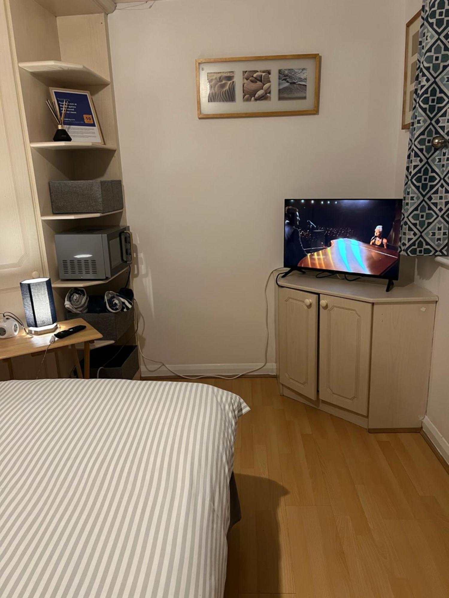Double Room At The Bungalow With Shared Shower Room เคทเทอริง ภายนอก รูปภาพ