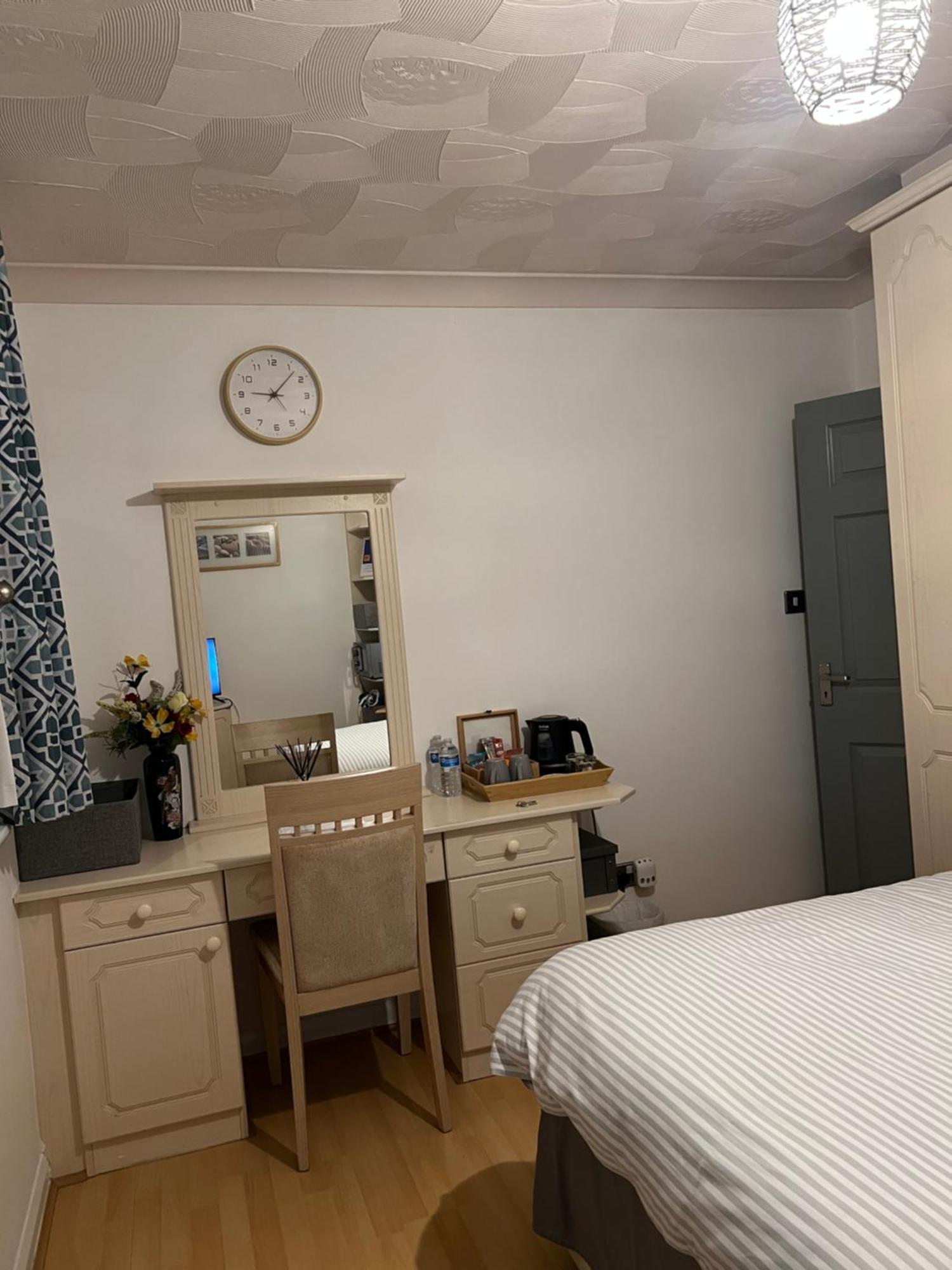 Double Room At The Bungalow With Shared Shower Room เคทเทอริง ภายนอก รูปภาพ